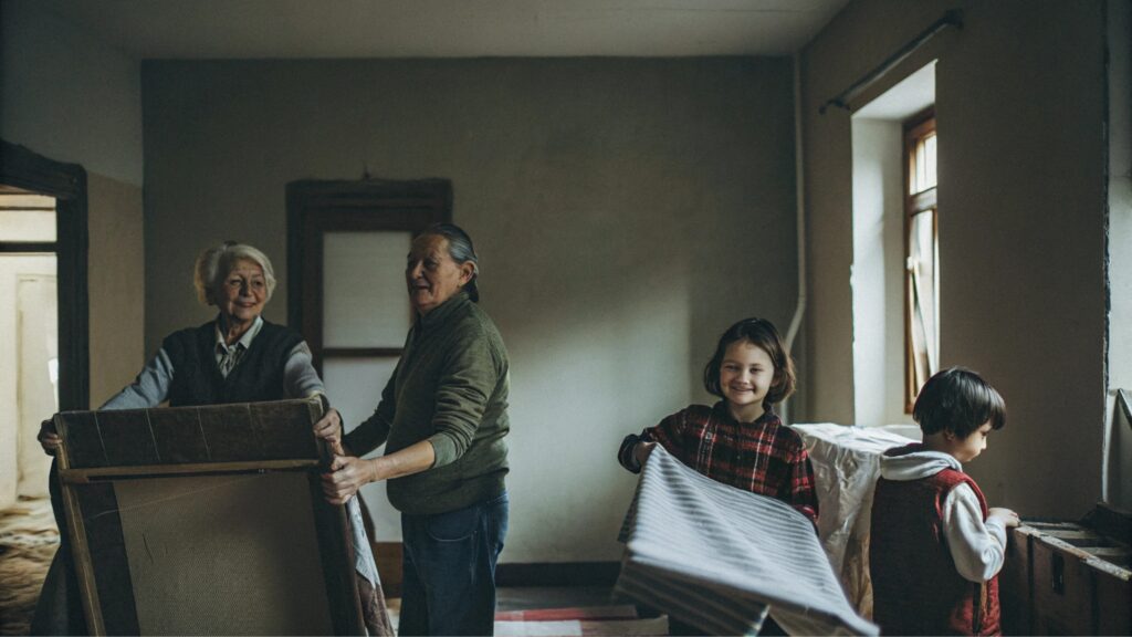 Familia ayudando a reorganizar el hogar de una persona mayor para mayor seguridad.