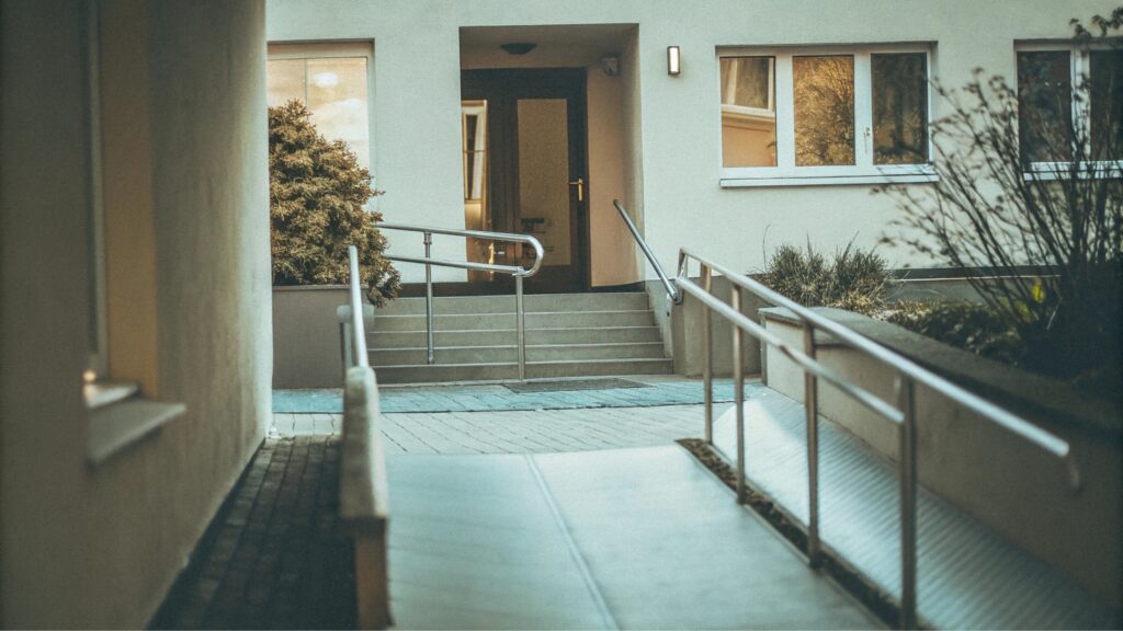 Rampa de acceso para personas mayores con barandillas modernas y antideslizantes.