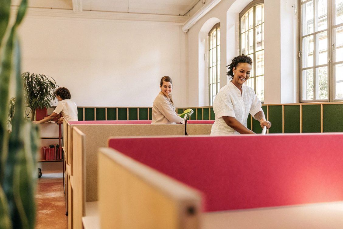 Oficina moderna limpia tras limpieza profesional.